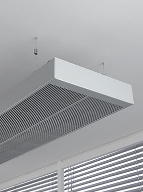 Convettore di raffreddamento a soffitto Arbonia (bianco) con copertura a griglia lineare: dettaglio